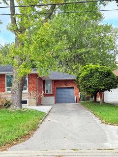 Toronto 3BR Entire Home - 2BA - Minutes to Hwy 401 - 5