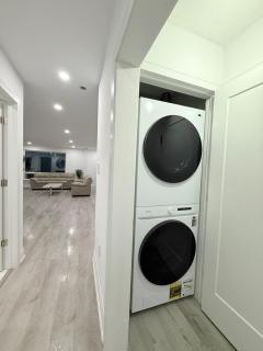 Toronto 3BR Entire Home - 2BA - Minutes to Hwy 401 - 2