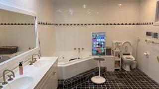 Heated toilet seat - Air Conditioning- Hot Tub Spa - Dryer - Electrical BBQ Grill - Pool - Arcade Games at Golden Swan Holiday House - 8