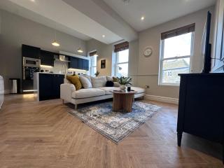 Luxury 2Bed 2 Bath Apartment in Historic Bank - 4