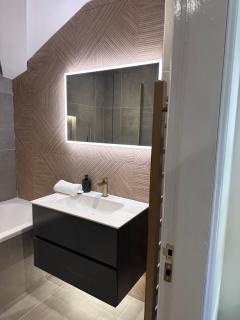 Luxury 2Bed 2 Bath Apartment in Historic Bank - 1