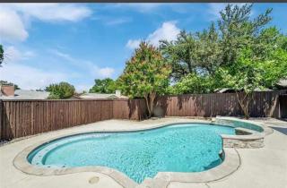 Spacious 3BR Oasis Pool Fire Pit & Family Fun - 1