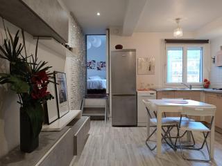 T2 in a quiet townhouse downtown - 4