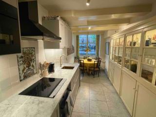 Canal view house - 17th century town house - 7