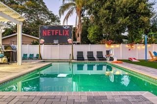 Private Oasis Pool Putting Green & Court - 5