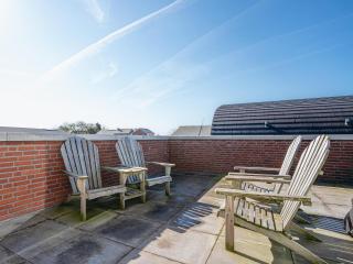 Modern Waterfront Retreat - 4