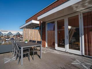 Modern Waterfront Retreat - 5