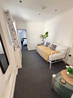 Treforest Apartment 2 Bedrooms - Next Station- Free Parking - 6
