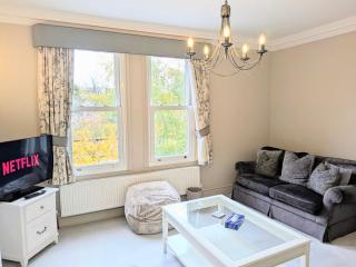 Riverside House - with parking - 8