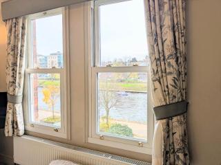 Riverside House - with parking - 9