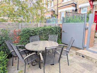 Riverside House - with parking - 3