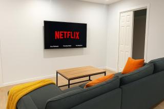 Modern 2 bd apt in heart of Waikiki - 4