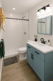 Modern 2 bd apt in heart of Waikiki - 4