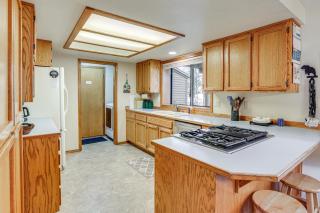 Private Hot Tub and SHARC Passes! Sunriver Home - 6