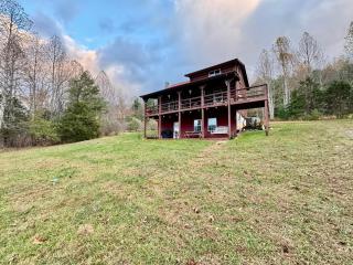 Watauga Lake Retreat Cozy family cabin Sleeps 8 - 8