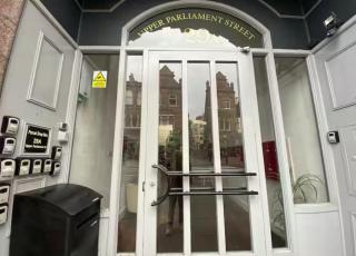 Modern Studio, Top Floor, King Street Views - 4