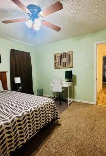 Yellow Texas Star House blocks from Goodfellow AFB - 5