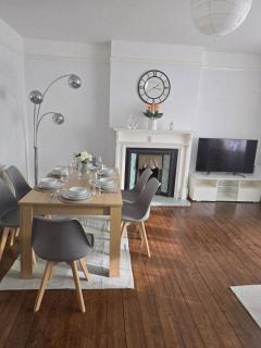 Coastal Comfort in Leigh Ideal for Work & Leisure - 9
