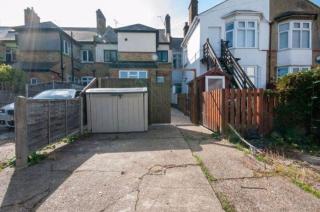 Coastal Comfort in Leigh Ideal for Work & Leisure - 8