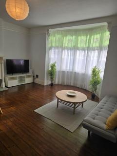 Coastal Comfort in Leigh Ideal for Work & Leisure - 7