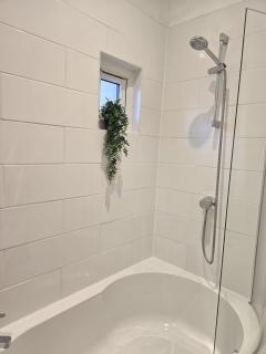 Coastal Comfort in Leigh Ideal for Work & Leisure - 6