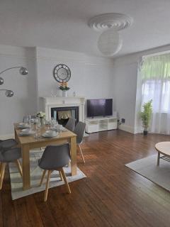 Coastal Comfort in Leigh Ideal for Work & Leisure - 5