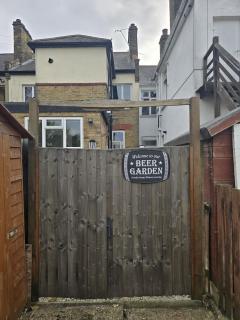 Coastal Comfort in Leigh Ideal for Work & Leisure - 3