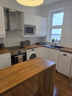 Coastal Comfort in Leigh Ideal for Work & Leisure - 1