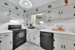 Park your Boat! Mins from the Ocean•Screened Porch - 1