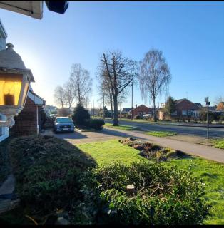 7 minutes car to University of Hull - 0