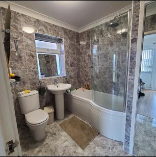 7 minutes car to University of Hull - 9