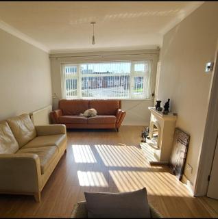 7 minutes car to University of Hull - 7