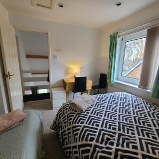 7 minutes car to University of Hull - 5