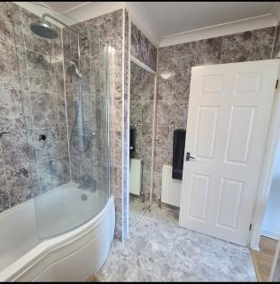 7 minutes car to University of Hull - 3