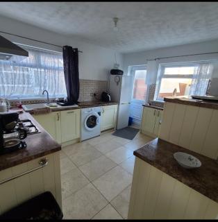 7 minutes car to University of Hull - 2