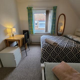 7 minutes car to University of Hull - 1