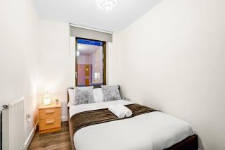 Modern 3-Bed Penthouse with Terrace & Gym, Near Canary Wharf, Weekly deals - 3