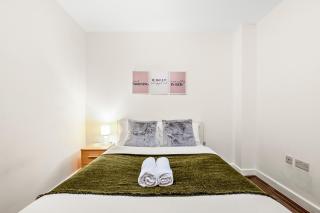 Modern 3-Bed Penthouse with Terrace & Gym, Near Canary Wharf, Weekly deals - 4