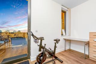 Modern 3-Bed Penthouse with Terrace & Gym, Near Canary Wharf, Weekly deals - 1