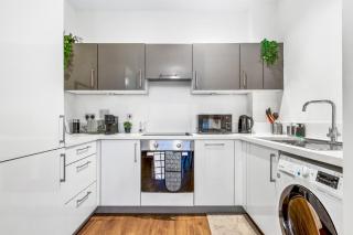 Modern 3-Bed Penthouse with Terrace & Gym, Near Canary Wharf, Weekly deals - 5