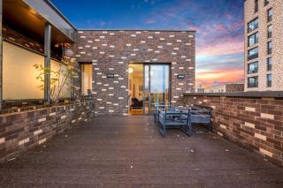 Modern 3-Bed Penthouse with Terrace & Gym, Near Canary Wharf, Weekly deals - 2