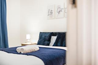 Modern 3-Bed Penthouse with Terrace & Gym, Near Canary Wharf - 8