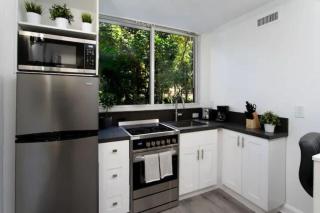 Indulge in 2BR Condo Near CocoWalk with Pool & Gym - 6