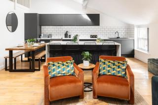 Gorgeous 2 Bed Apt, 2 Baths, Sleeps 10 with Free Parking - 0