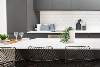 Gorgeous 2 Bed Apt, 2 Baths, Sleeps 10 with Free Parking - 9