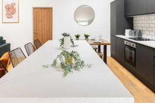 Gorgeous 2 Bed Apt, 2 Baths, Sleeps 10 with Free Parking - 6