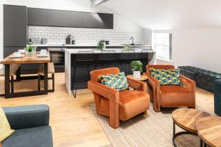 Gorgeous 2 Bed Apt, 2 Baths, Sleeps 10 with Free Parking - 3