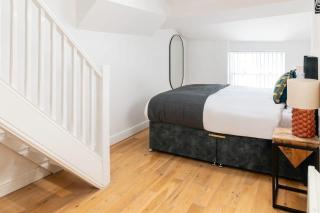 Gorgeous 2 Bed Apt, 2 Baths, Sleeps 10 with Free Parking - 2