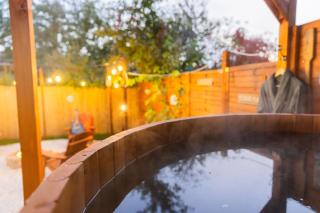 Cozy - Private Hot Tub & Garden - Fire Pit - Pet Friendly - 8