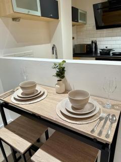 Cosy Spot, Lush views from Balcony, City Centre - 7